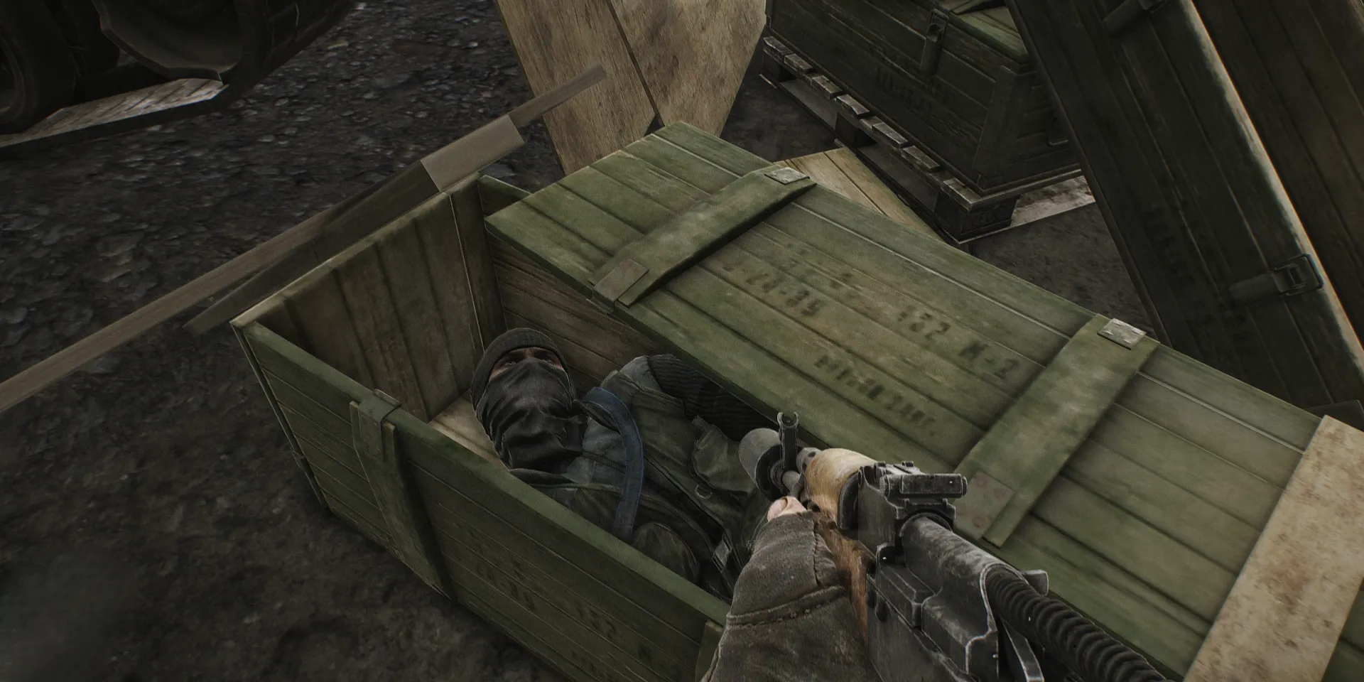 Escape From Tarkov - Cảnh loot đồ trong khu vực chiến sự Norvinsk