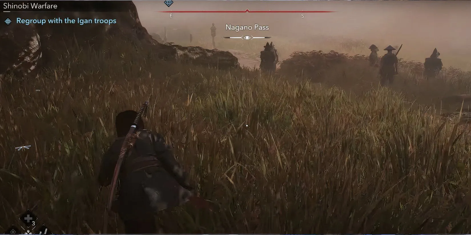 Naoe lén lút ẩn mình trong bụi cây để vượt qua lính Oda trong nhiệm vụ Shinobi Warfare