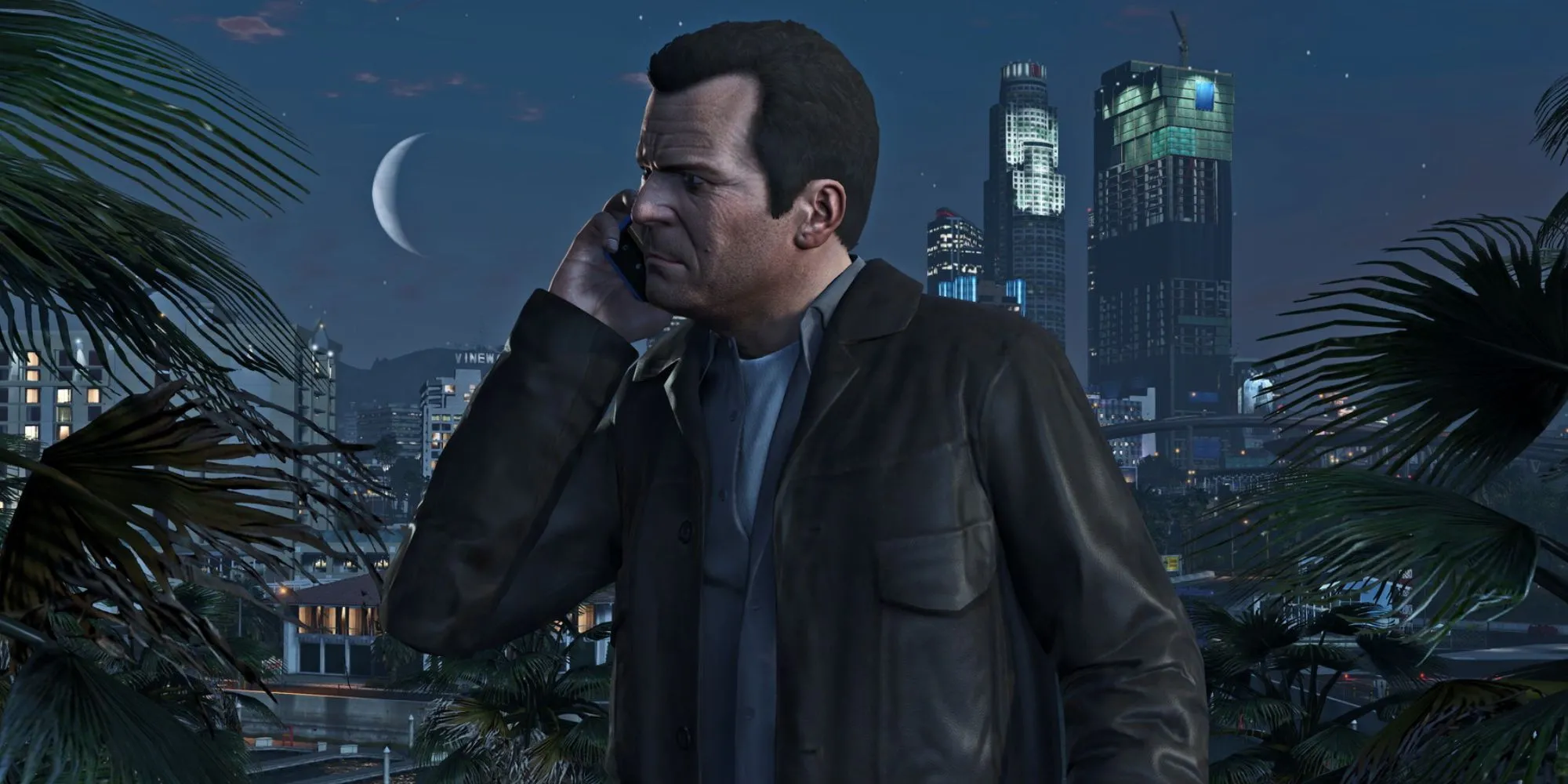 Nhân vật Michael trong game thế giới mở GTA 5 đang nghe điện thoại