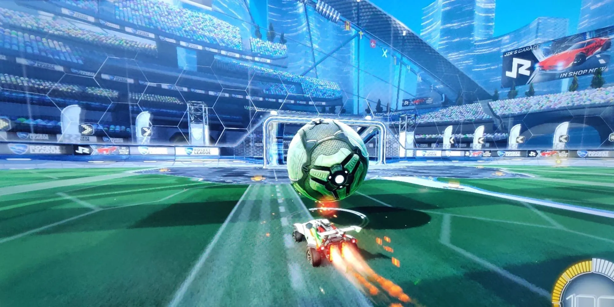 Ô tô đang chơi bóng đá trong Rocket League, game thể thao lai arcade cực kỳ thành công và phổ biến nhờ PS Plus.