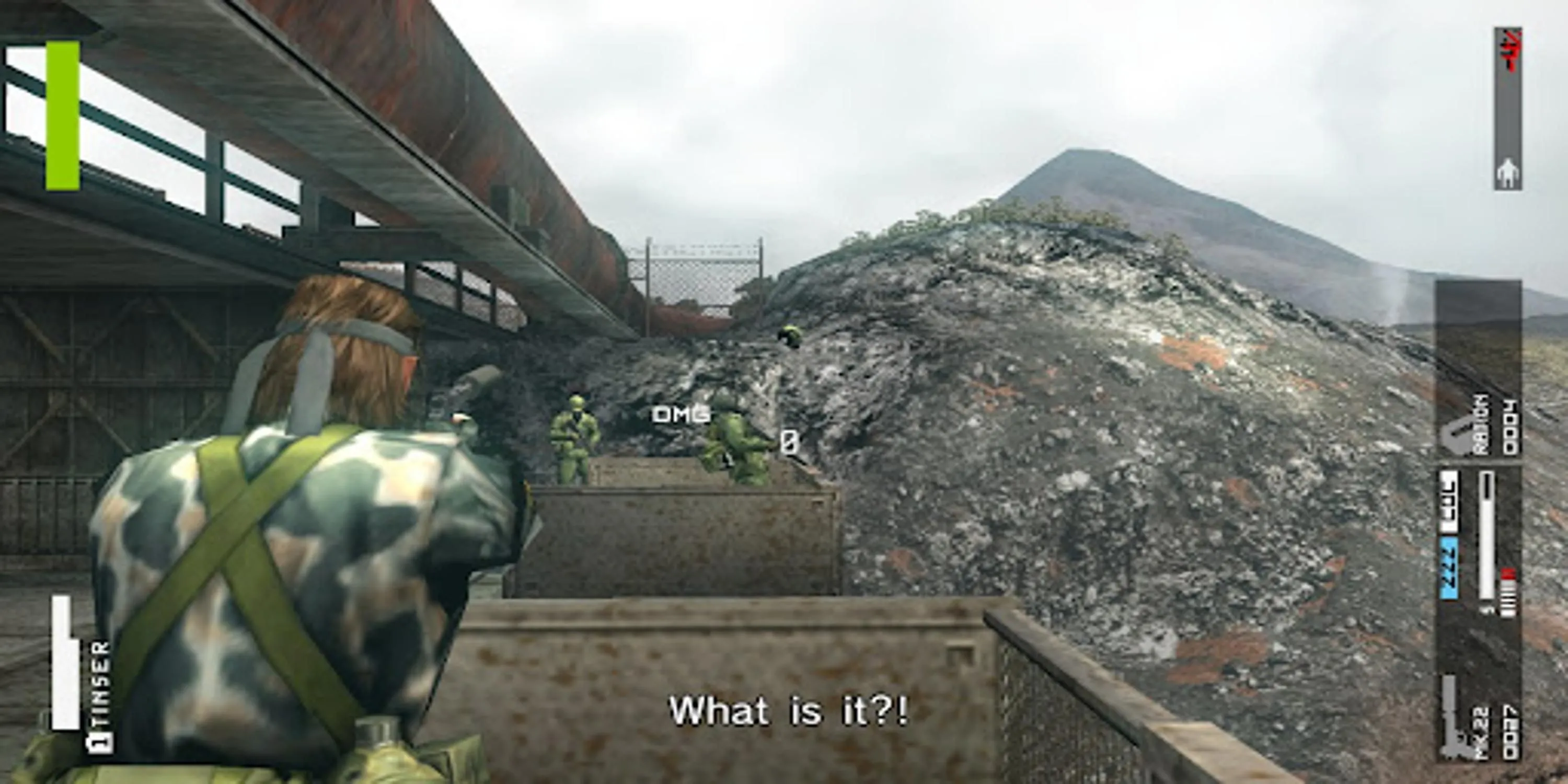 Big Boss (Naked Snake) trong tư thế chiến đấu lén lút trong Metal Gear Solid: Peace Walker, thể hiện gameplay hành động bí mật và đồ họa chi tiết trên PSP.