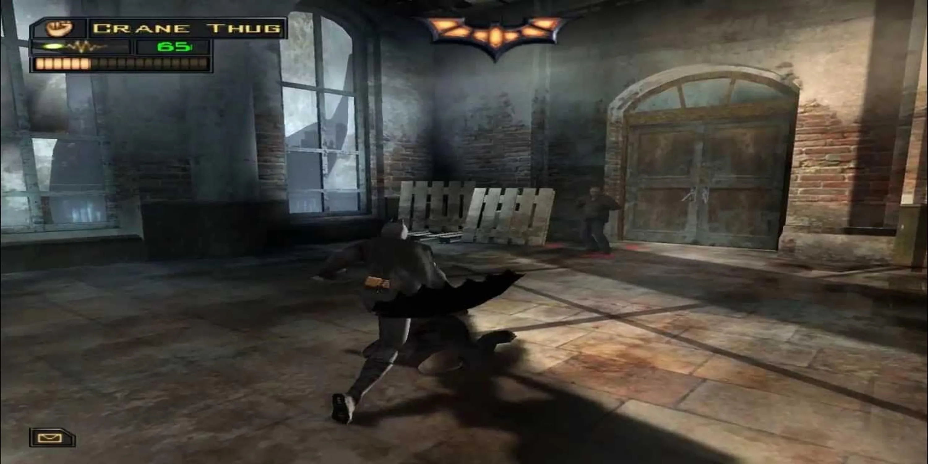Đối mặt với một tên côn đồ trong Batman Begins