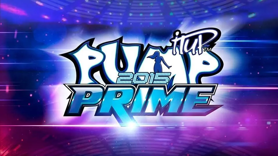 Game thủ trải nghiệm Pump It Up Prime 2015 trên máy arcade với bàn nhảy đặc trưng, thể hiện sự hấp dẫn của dòng game âm nhạc này.