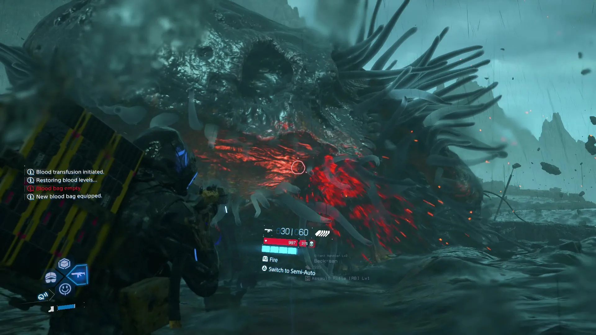 Giant BT nhả ra mảnh vỡ về phía Sam trong trận chiến Death Stranding 2.
