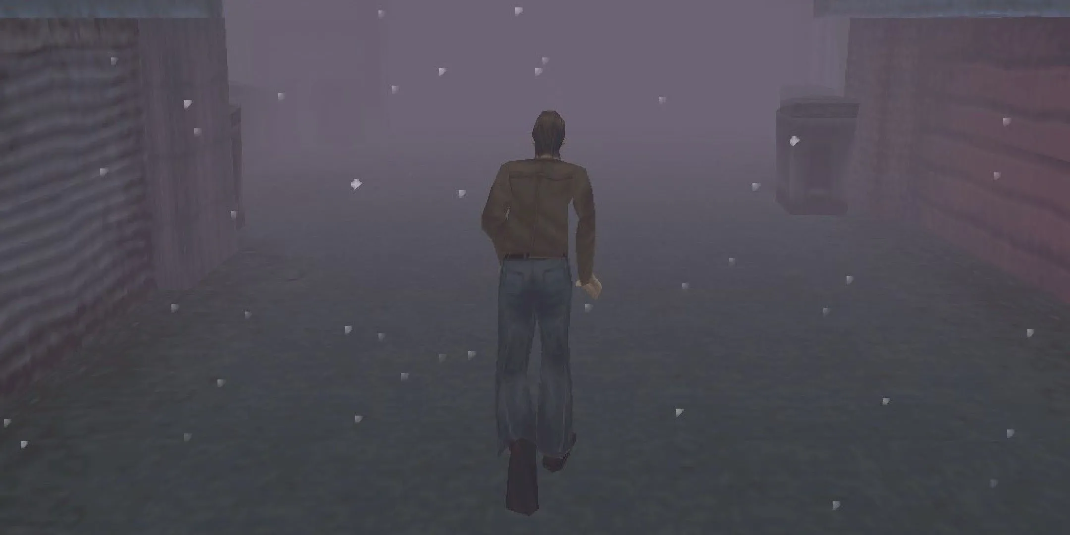 Harry Mason chạy trong màn sương dày đặc tại thị trấn Silent Hill, hình ảnh biểu tượng cho không khí kinh dị và bí ẩn của game.