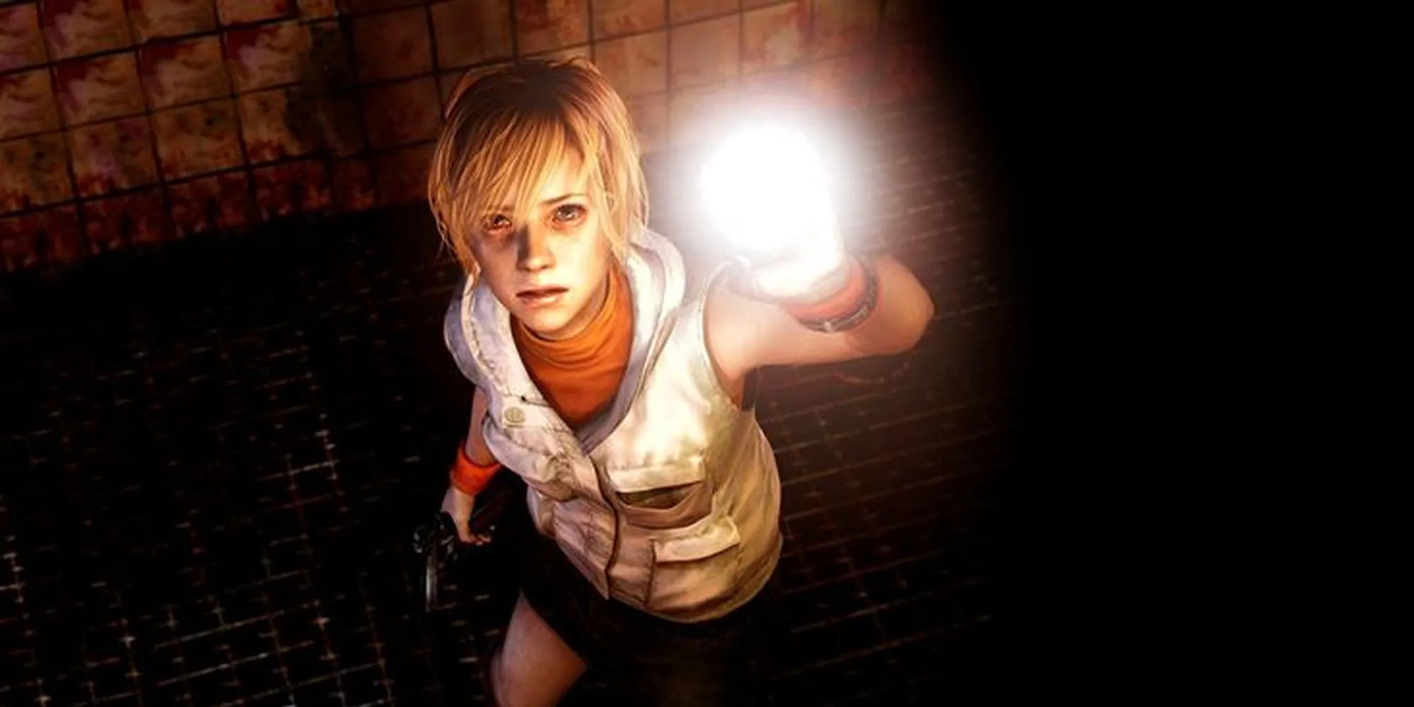 Heather Mason dùng đèn pin soi sáng trong Silent Hill 3