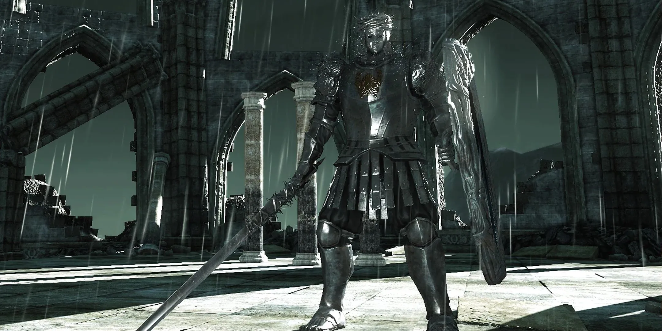 Hiệp sĩ Looking Glass, một trong những trùm đáng nhớ của Dark Souls 2, đứng uy nghi giữa đấu trường mưa.