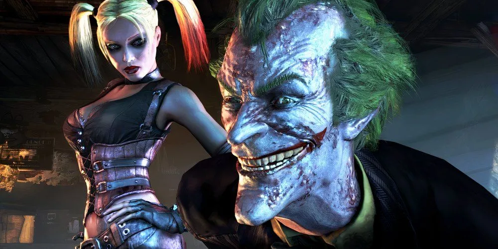 Joker bị ốm mỉm cười với màn hình cùng Harley Quinn trong Batman Arkham City