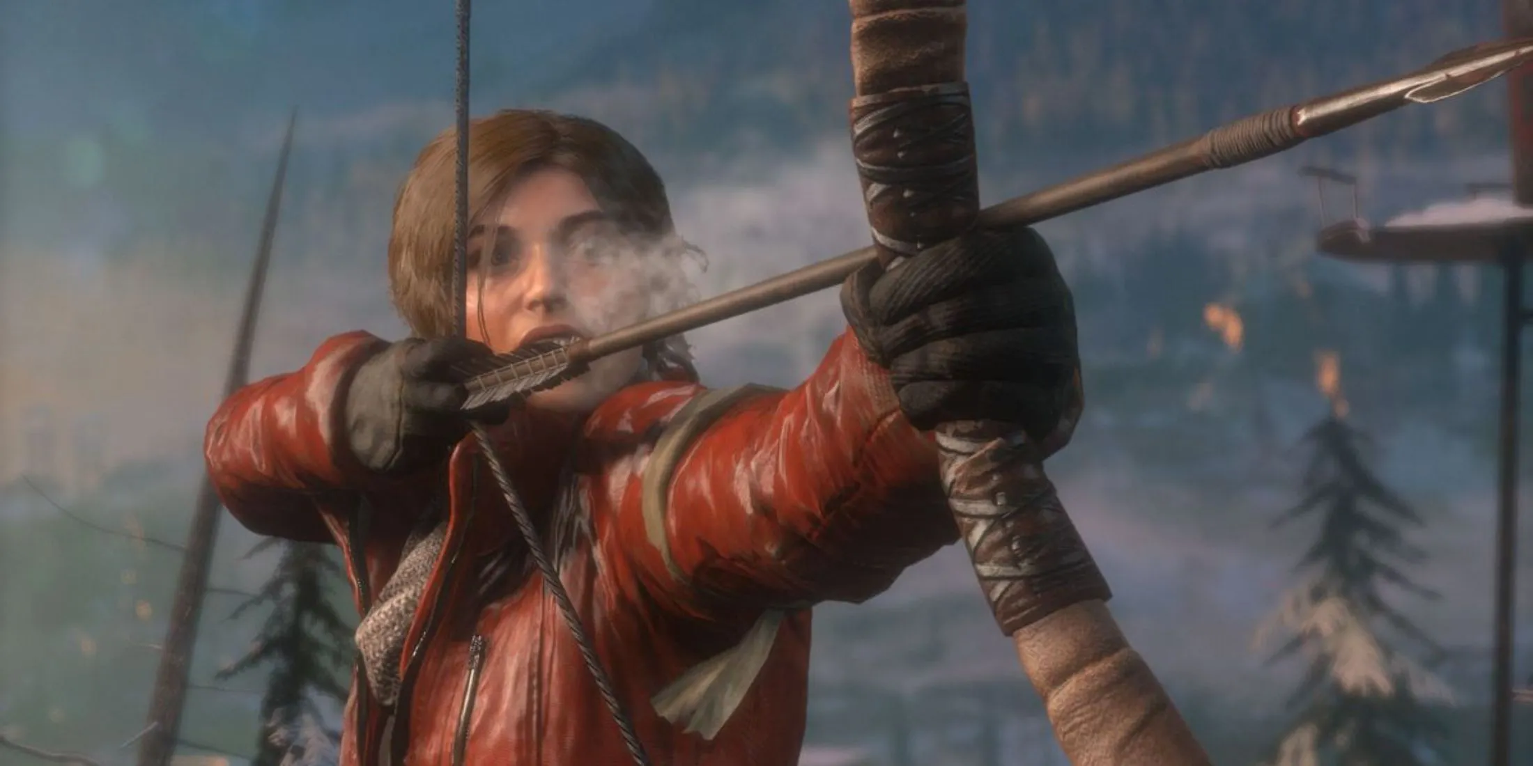 Lara Croft giương cung trong khu rừng tuyết phủ ở Rise Of The Tomb Raider