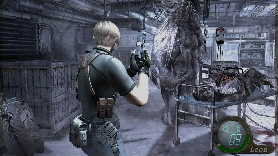 Leon S. Kennedy trong một cảnh hành động cận chiến trong game Resident Evil 4, sử dụng góc nhìn từ phía sau vai