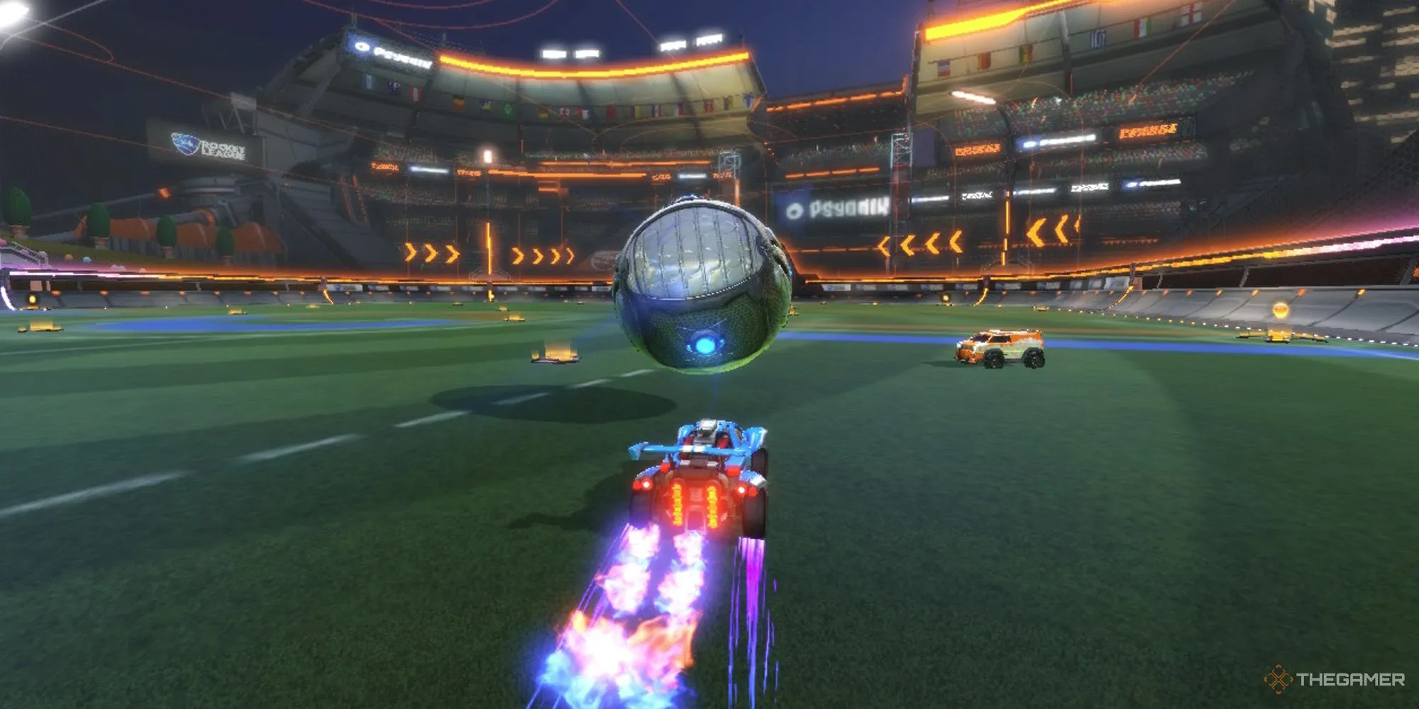 Một chiếc xe màu xanh đang tăng tốc lao về phía quả bóng đá trong Rocket League.