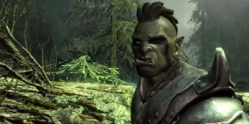 Một chiến binh Orc với trang bị giáp trụ, đứng gác trên con đường tuyết phủ trong The Elder Scrolls V: Skyrim.