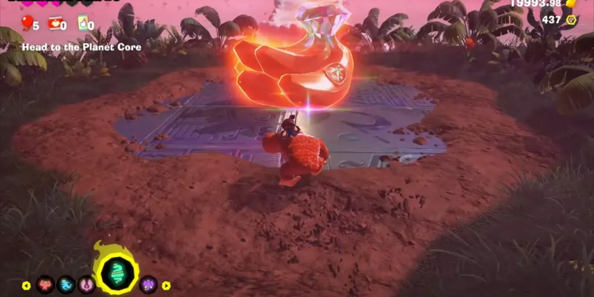 Một viên ngọc Banandium màu xanh lá cây rực rỡ nổi bật trên nền rừng cây trong game Donkey Kong Bananza, tượng trưng cho nguồn năng lượng Bananergy quý giá.