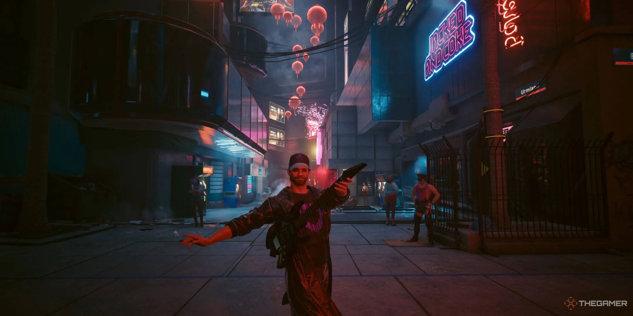 Nhân vật V với cây đàn guitar trong một con hẻm tại Night City, Cyberpunk 2077, phô diễn không khí neon và phong cách đô thị tương lai.