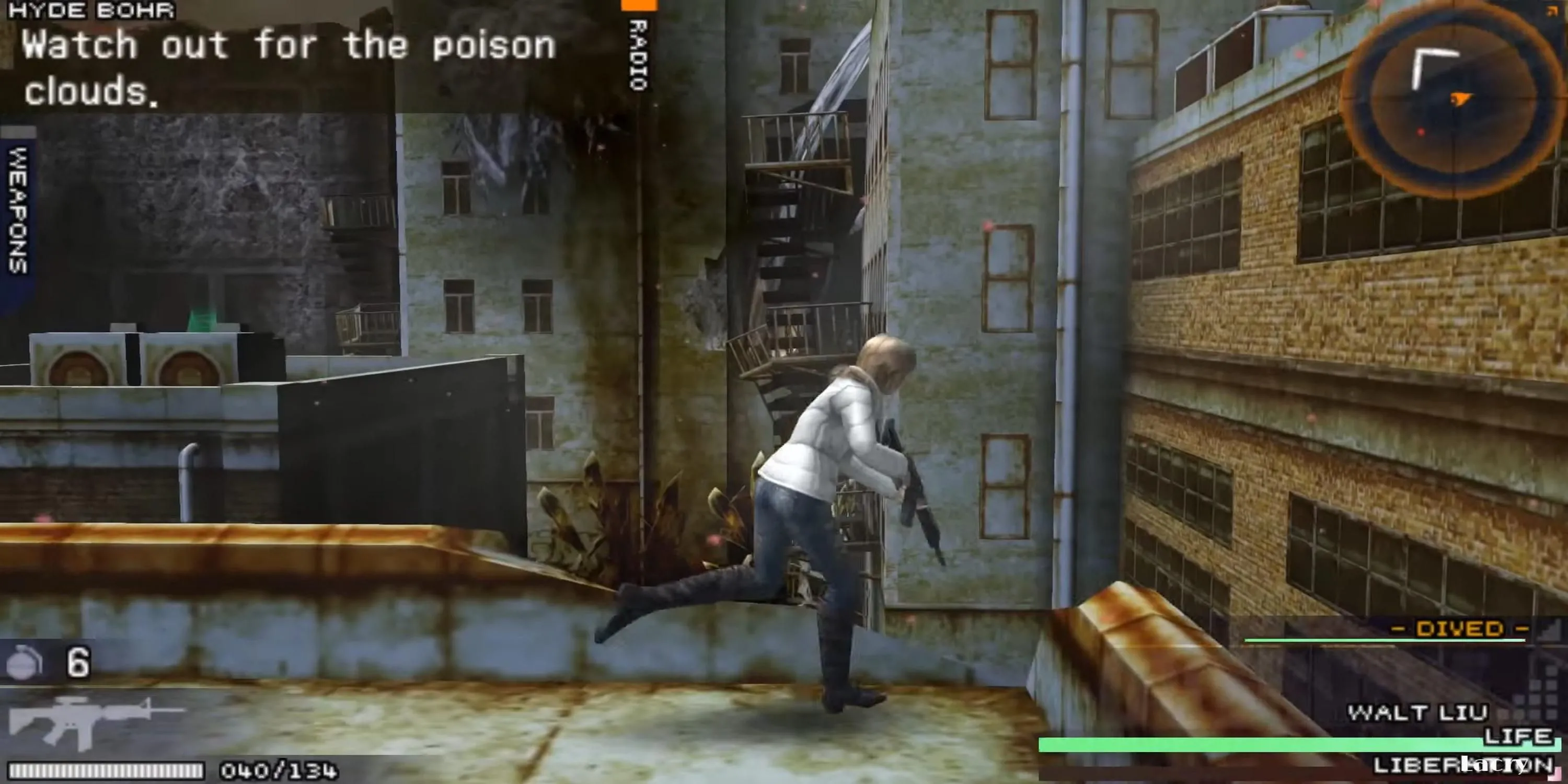Nữ chính Aya Brea chiến đấu trên nóc nhà đổ nát, thể hiện gameplay hành động và đồ họa tiên tiến của The 3rd Birthday trên PSP.