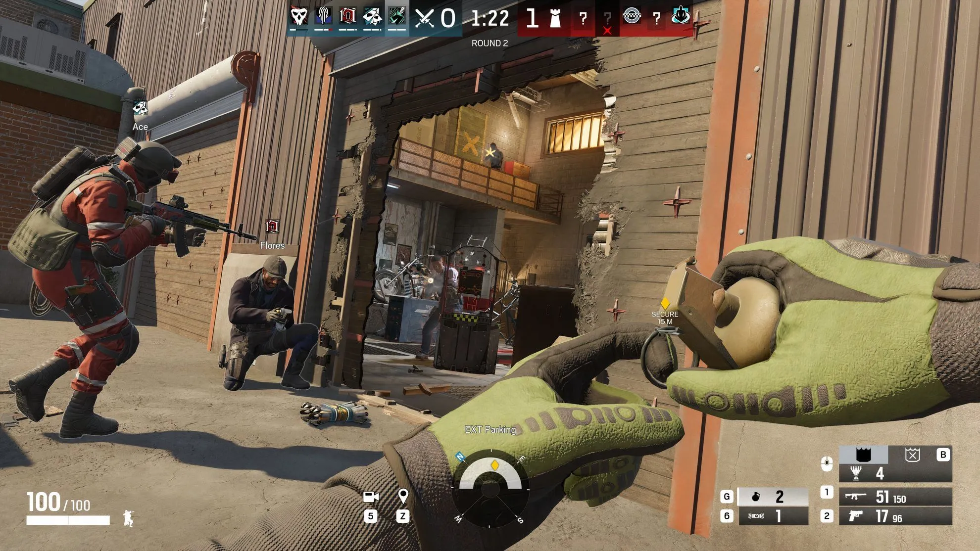 Operator tấn công trong Rainbow Six Siege X, thể hiện góc nhìn người chơi và môi trường có thể bị phá hủy