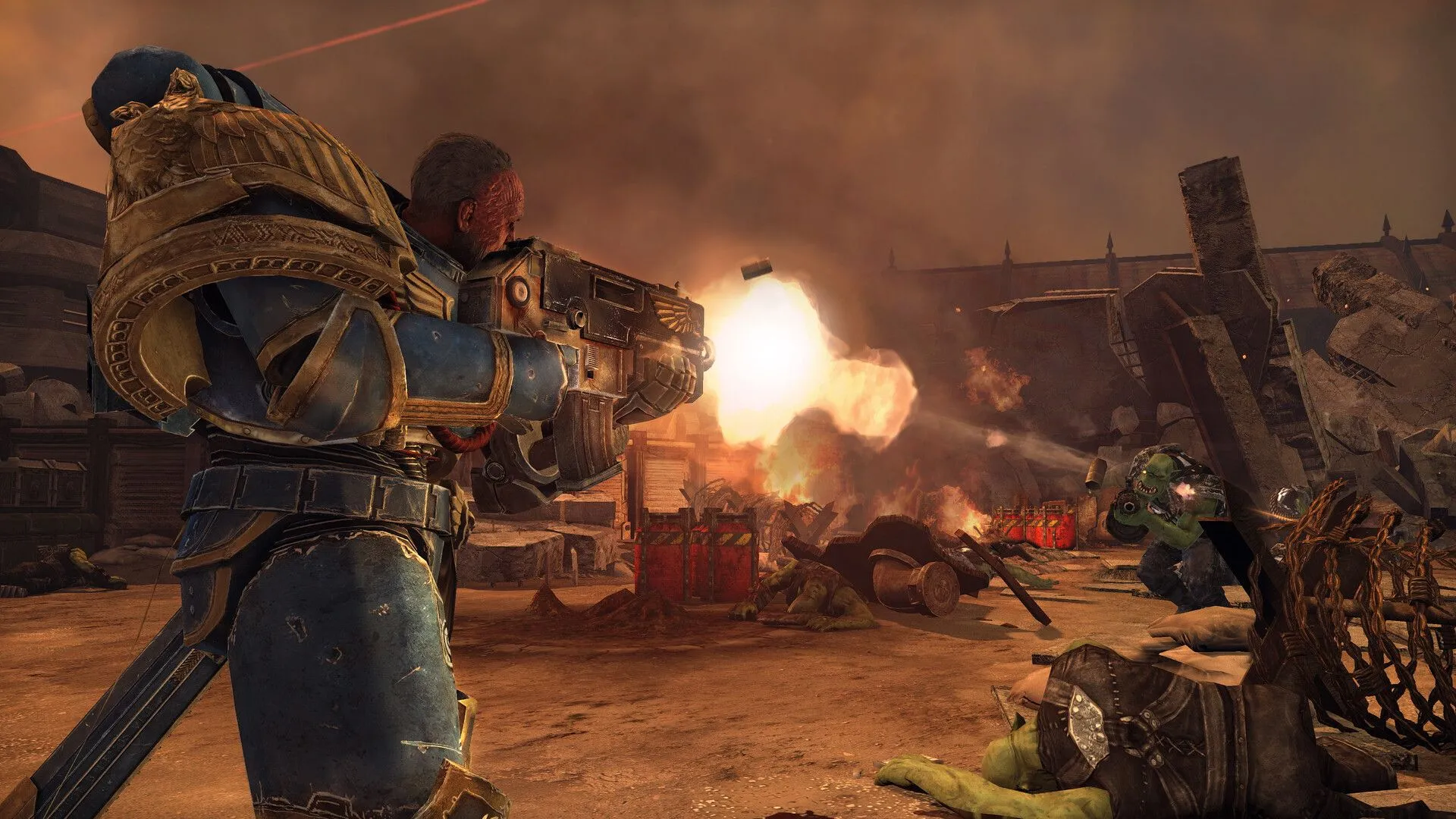Space Marine Titus chiến đấu cận chiến với kẻ thù Ork