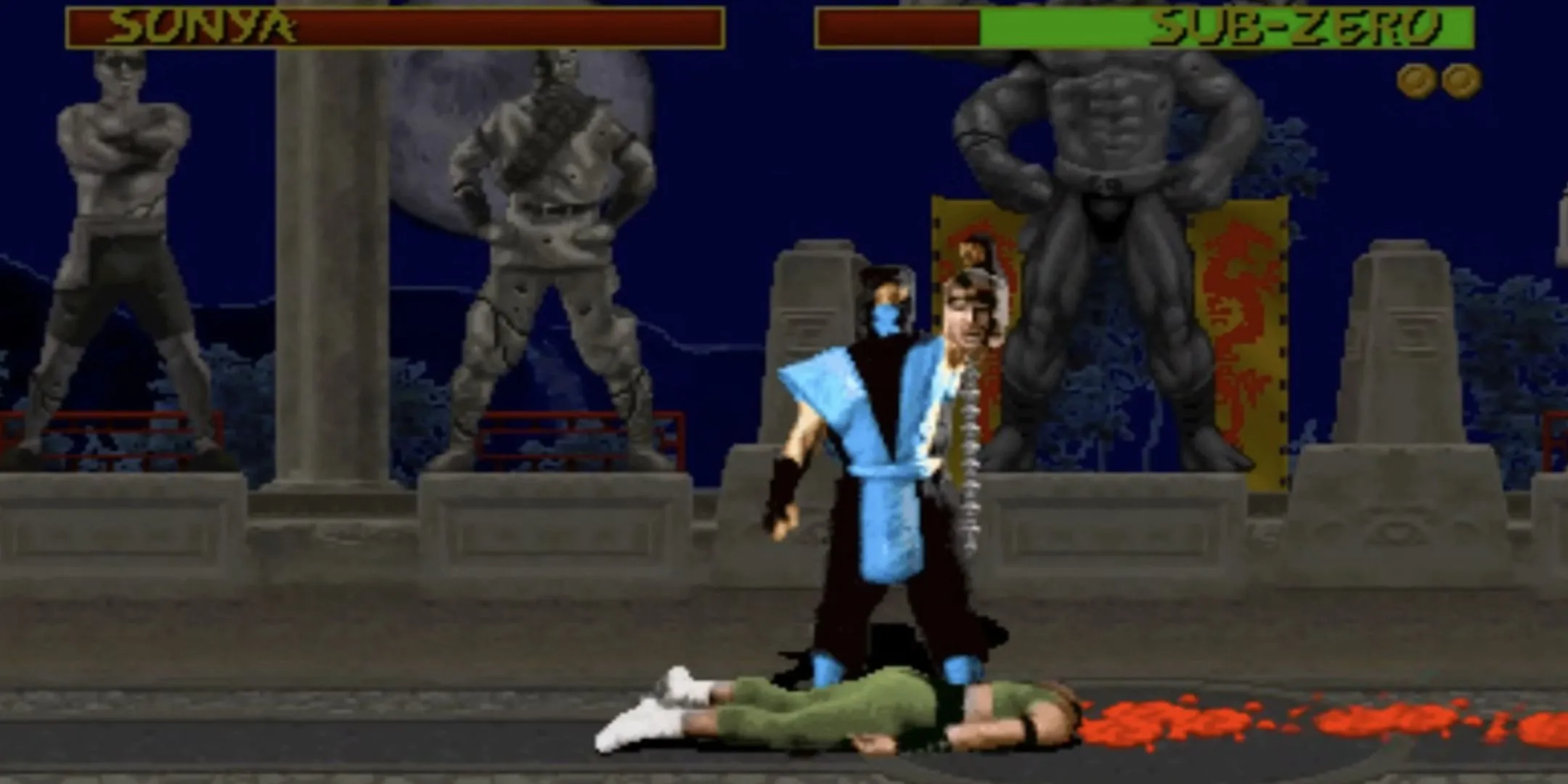 Sub-Zero thực hiện đòn kết liễu Fatality trong tựa game đối kháng Mortal Kombat cổ điển.