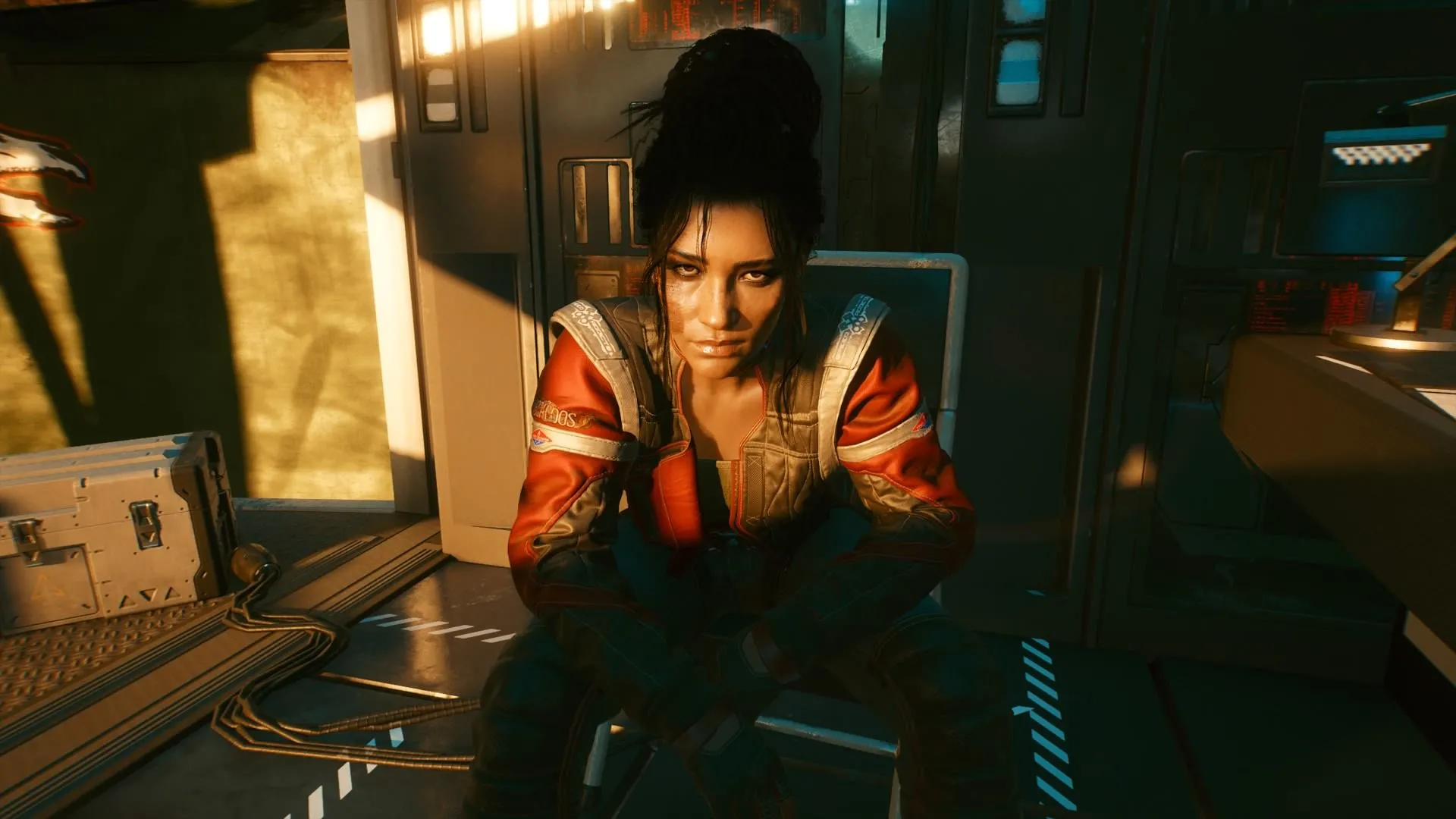 Hình ảnh Panam Palmer từ Cyberpunk 2077, một Nomad mạnh mẽ của Aldecaldos, với vẻ ngoài kiên định và phong thái sẵn sàng chiến đấu trên Badlands.