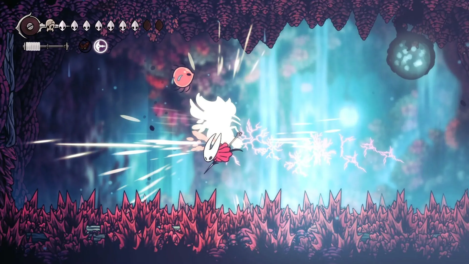 Kỹ năng Sharpdart với hiệu ứng điện trong Hollow Knight Silksong, xuyên phá nhiều kẻ địch trên không hiệu quả.