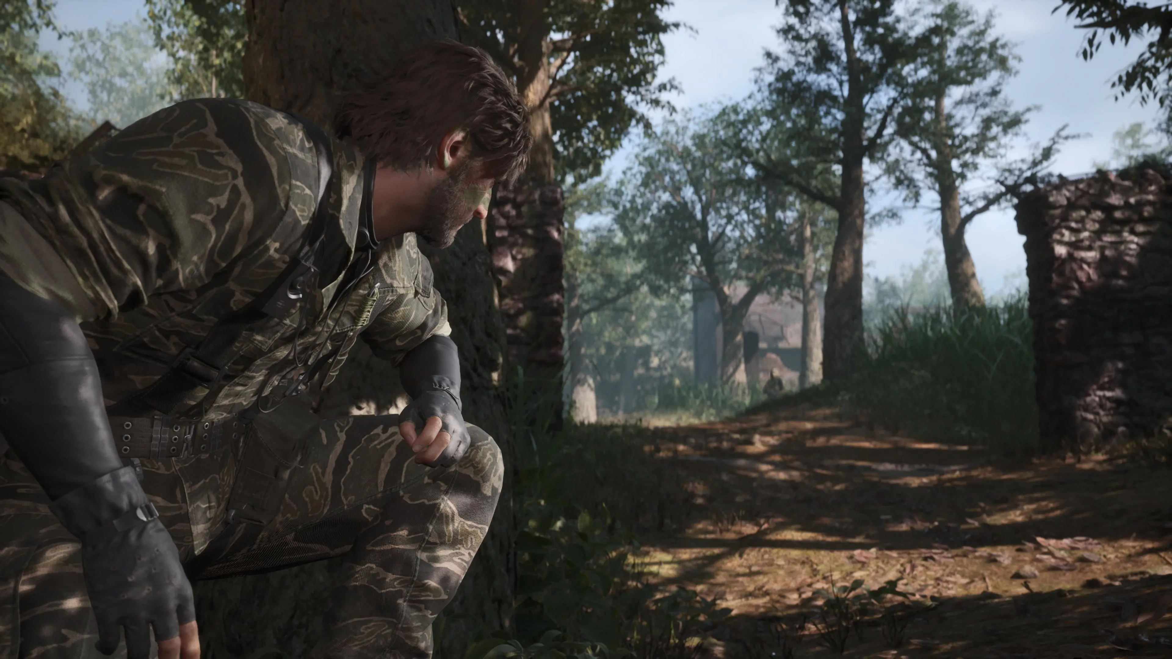 Naked Snake di chuyển trong môi trường rừng rậm được tái tạo chân thực bằng Unreal Engine 5 trong MGS Delta